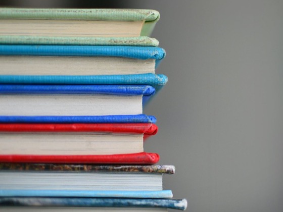 Стос книжок у кольорових обкладинках, вигляд збоку