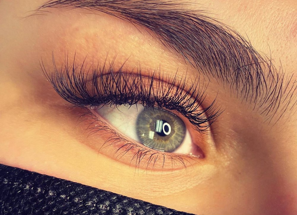 Ojo con pestañas largas y definidas tras una extensión