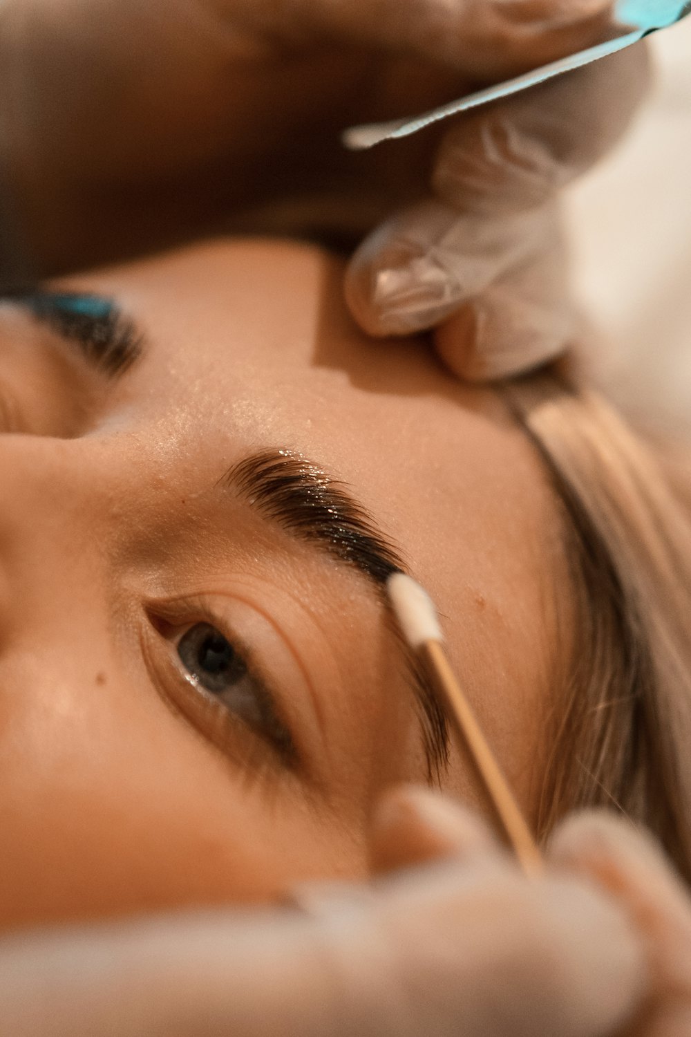 Cejas laminadas y peinadas