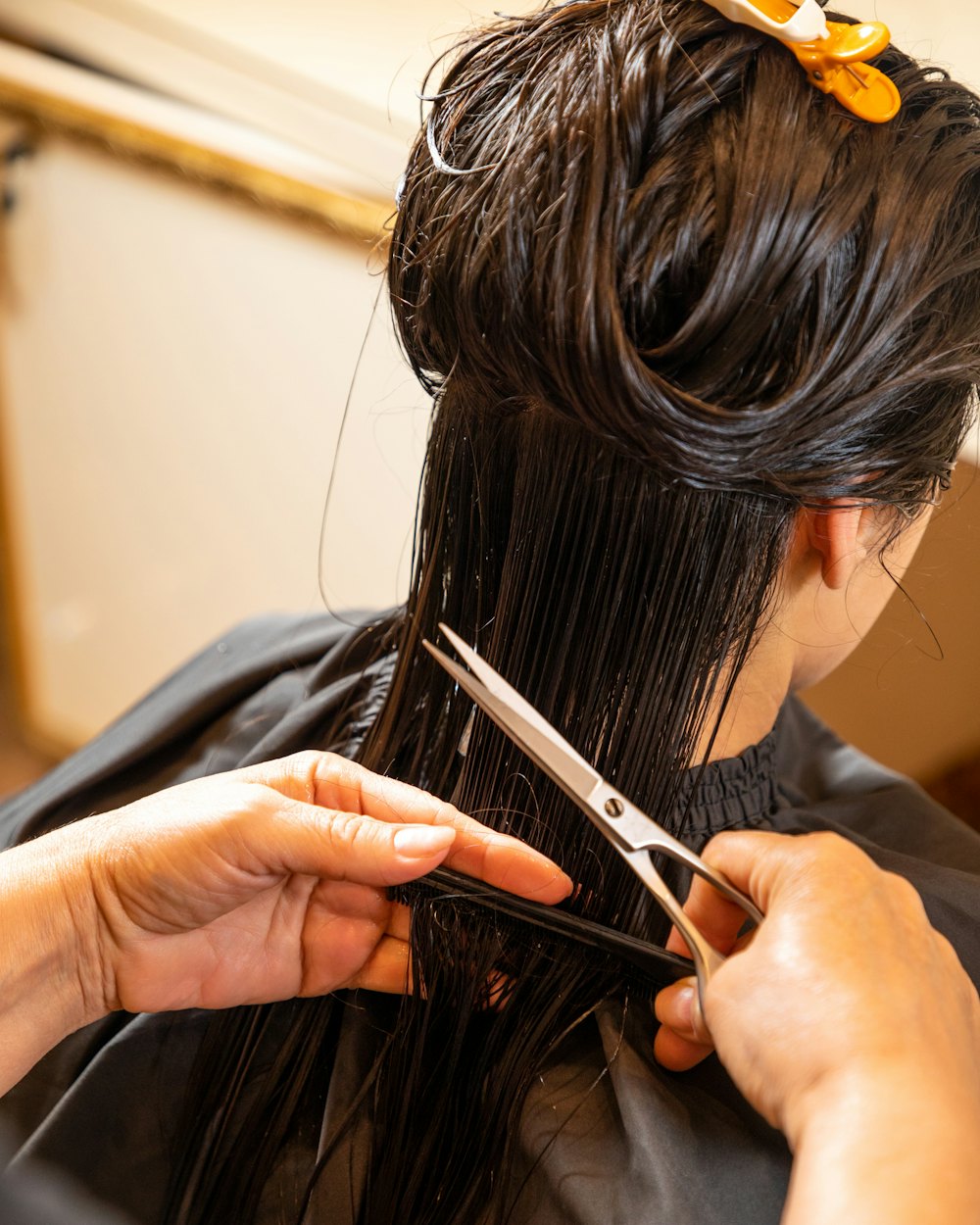 Lavado y corte con tijera en el sillón de cabello